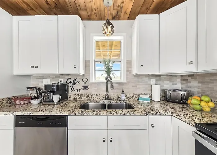 Shore Reflections - Oceanview Escape, Steps To Beach, 2 King Beds & Games!